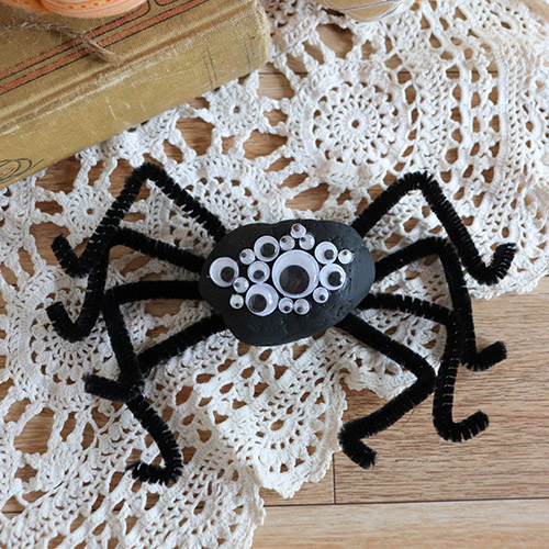 Halloween Rock Spider Kids Craft- Your kids will love doing this fun rock spider kids craft for Halloween! These cute DIY rock spiders also make fun Halloween décor! | #craft #kidsCraft #HalloweenCraft #rockCraft #ACultivatedNest