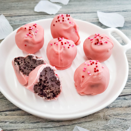 Lovely Valentine's Day Oreo Truffles- Create a special treat for your special someone with this lovely Valentine's Day Oreo truffles recipe! They're so easy to make! | #ValentinesDay #ValentinesDayDesserts #Valentines #dessertRecipes #ACultivatedNest