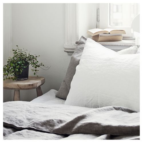 10 Ways to Repurpose and Reuse Old Pillows and Pillowcases- Don’t throw away those flat, old pillows!Discover genius ways to upcycle old bed pillows into cozy pet beds, plush floor cushions, and even garden kneelers. These budget-friendly DIY projects give your tired bedding a second life while saving you money on home decor and pet supplies. Perfect for a quick weekend project! | #UpcycledHome #OldPillowHacks #DIYPetBed #FrugalLiving #DIYProjects #ACultivatedNest